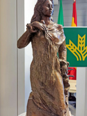 Hacer un monumento en Sevilla de recuerdo a Marifé de Triana