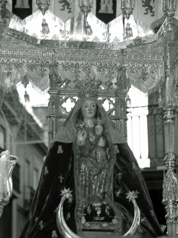La Virgen de Valme, protectora de la Ciudad de Dos Hermanas con San Fernando por las calles de Sevilla.