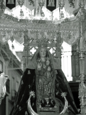 La Virgen de Valme, protectora de la Ciudad de Dos Hermanas con San Fernando por las calles de Sevilla.