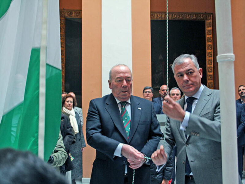 El alcalde de Sevilla y el presidente de la Fundación Blas Infante izan la bandera de Andalucía en el acto institucional del 4D.