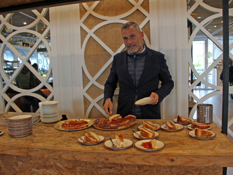 Melchor, Gaspar y Baltazar han protagonizado el tradicional desayuno en el Restaurante La Raza de Sevilla