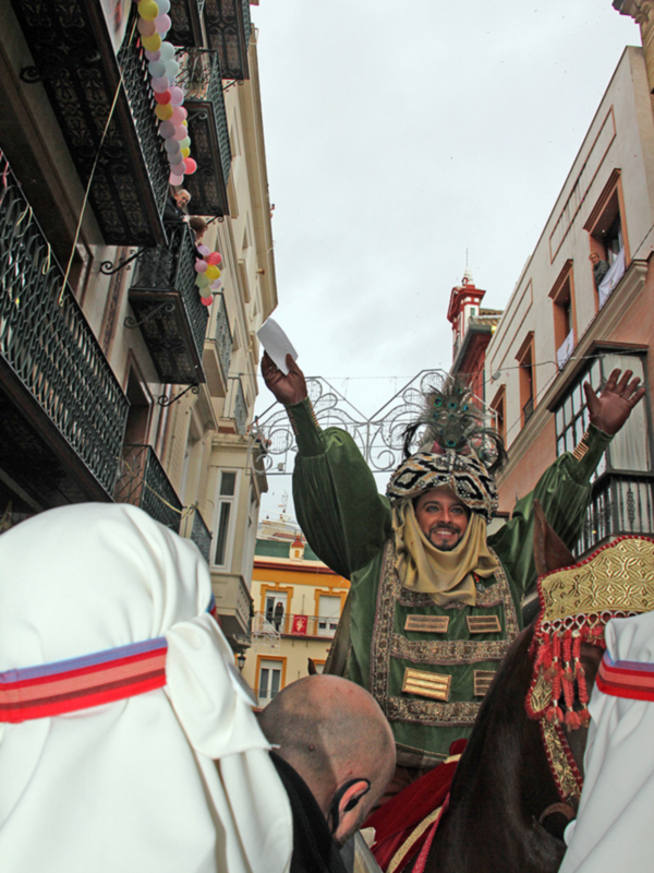El agua no impidió la salida del Cartero Real por las calles sevillanas