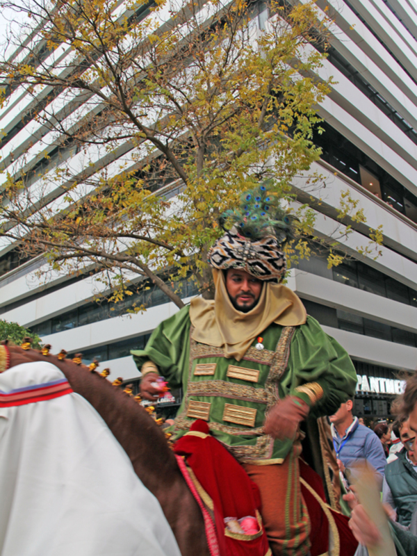 La intensa lluvia no pudo frenar al Emisario Real de Sevilla 2024, que recogió la carta de los niños de la ciudad hispalense