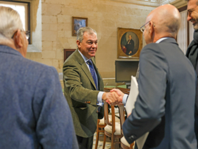 El Ayuntamiento de Sevilla trabajará conjuntamente con CAEA y FEICASE para impulsar el comercio esencial de proximidad