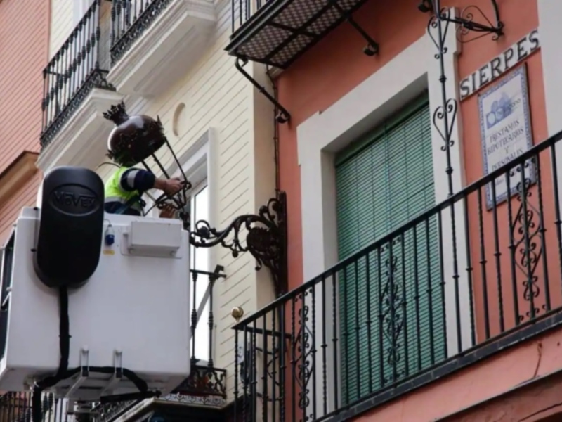 Sevilla pone fin a las farolas de carretera en el Centro hispalense, serán led y de estilo fernandino 