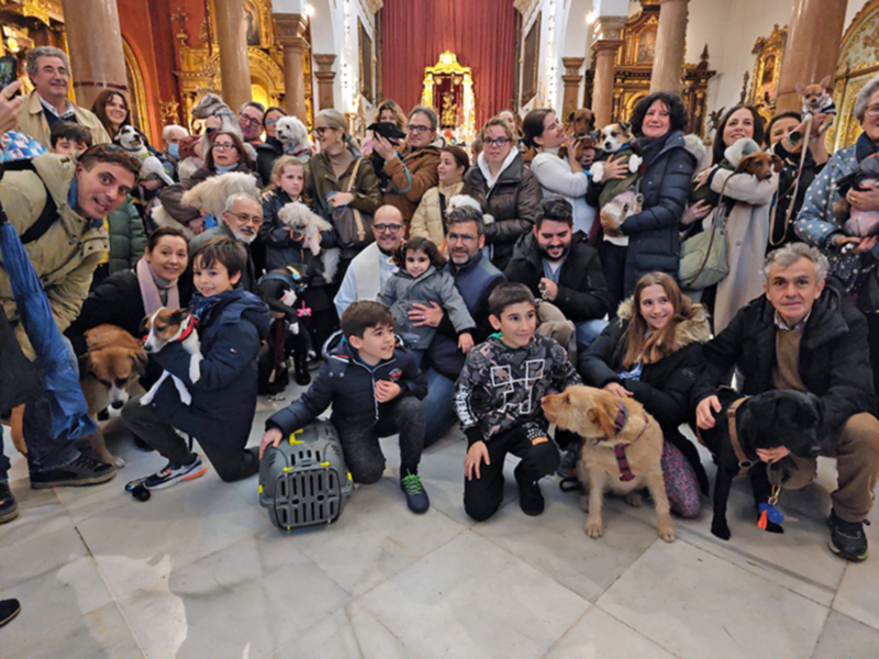 Más de cien personas acudieron con sus mascotas para su bendición a la parroquia de San Roque 