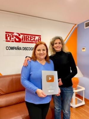 Pasarela recibe un reconocimiento por superar sus 100.000 suscriptores en su canal de Youtube