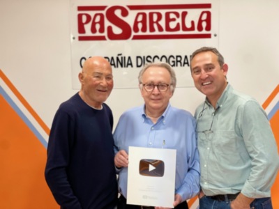 Pasarela recibe un reconocimiento por superar sus 100.000 suscriptores en su canal de Youtube