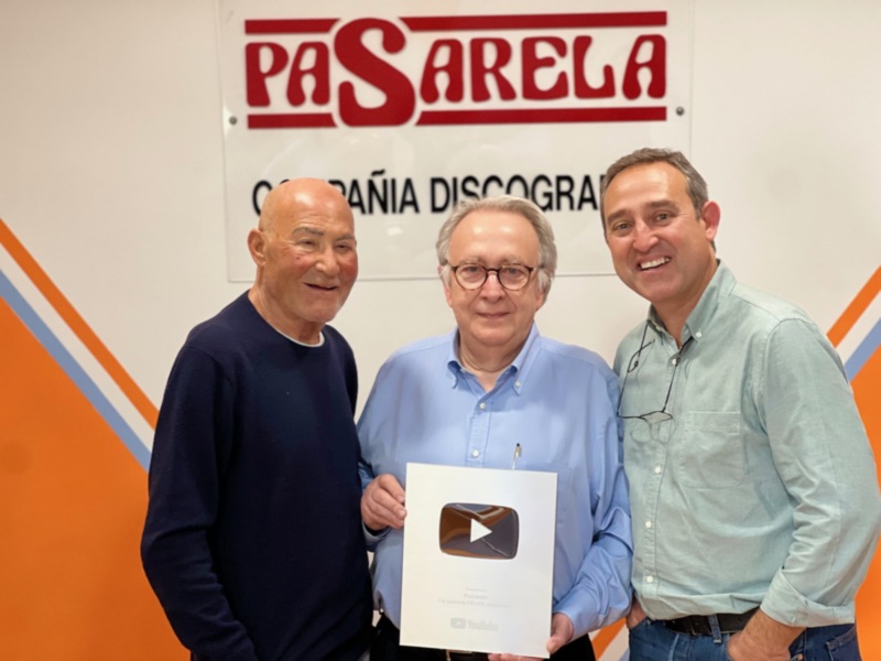 Pasarela recibe un reconocimiento por superar sus 100.000 suscriptores en su canal de Youtube