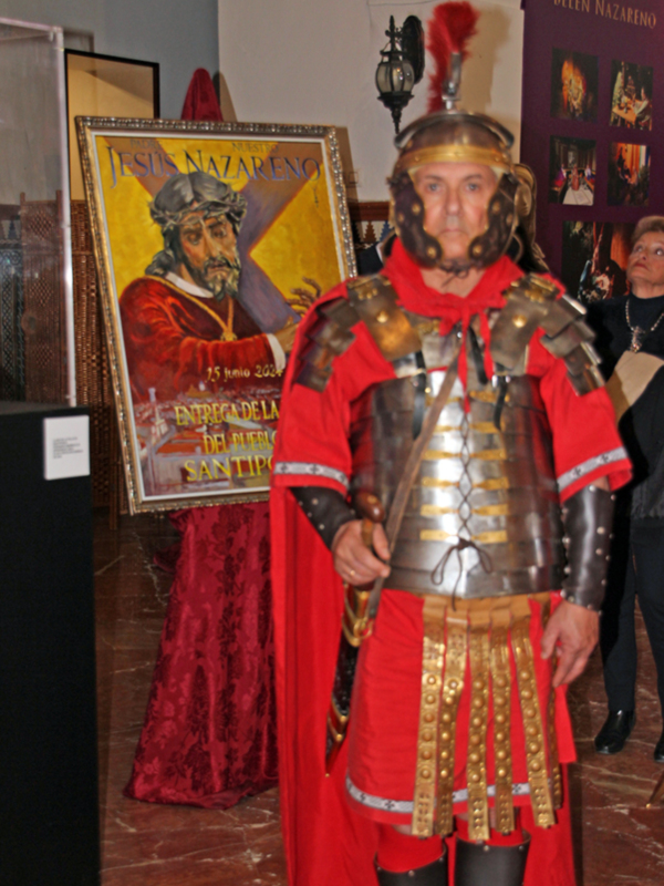 La Asociación Cultural de Amigos del Monasterio de San Isidoro del Campo y Centuria Romana ejecutaron un desfile por la calle Sierpes antes del acto i