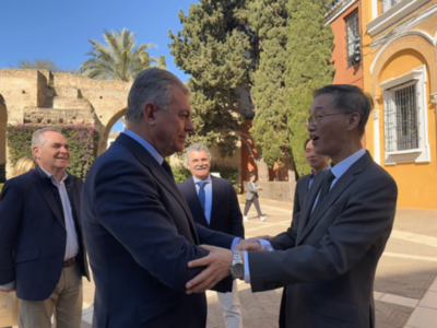 El alcalde hispalense  recibe al embajador de China en España