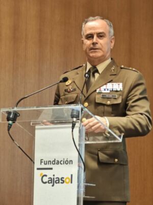 El Teniente General Carlos Melero Claudio disertó sobre presente y futuro, de las fuerzas Terrestre en Cajasol