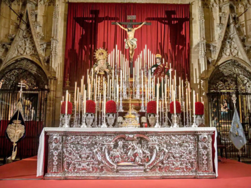 Un siglo de la cofradía universitaria de los Estudiantes en Sevilla .