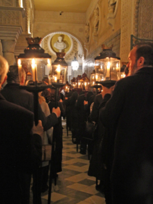 En la casa de Pilato se revivió la tradicional Ví-crucis de la Pía Unión a la Cruz del Campo en Sevilla 
