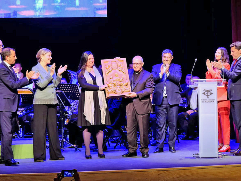 "El Llamador de Huelva" entrega su primer reconocimiento cofrade al proyecto solidario de La Casa de los Milagros