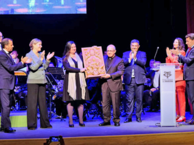 "El Llamador de Huelva" entrega su primer reconocimiento cofrade al proyecto solidario de La Casa de los Milagros