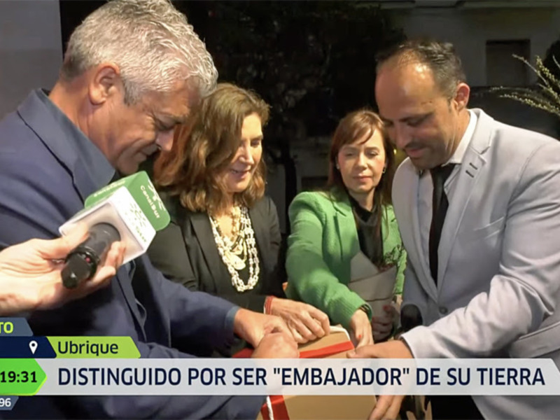 Modesto Barragán recibe en Ubrique de manos de la consejera de Empleo el Patacabra de Honor Bajo la Piel en su primera edición