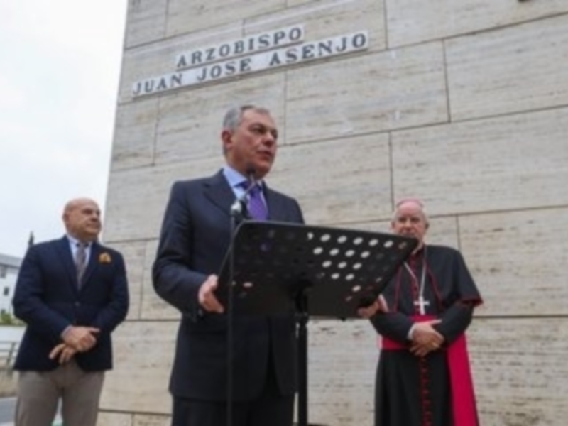 El arzobispo emérito Juan José Asenjo tiene desde hoy una calle en Sevilla