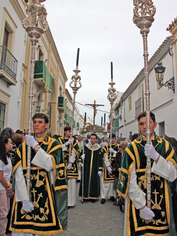 El Cristo de la Vera-cruz y María Santísima de las Angustias de Alcalá del Rio, en una procesión de traslado.  