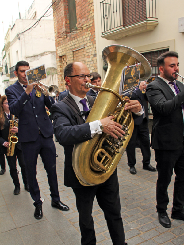 Procesión de subida de los titulares de la Hermandad de la Soledad de Alcalá del Río