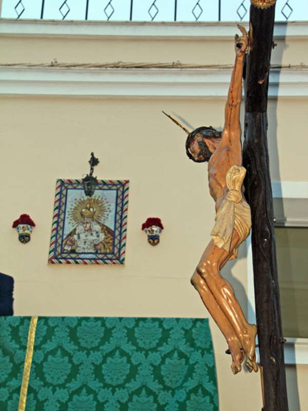 El crucificado de la Vera Cruz de  Alcalá del Río en unas andas, con la estampa inusual