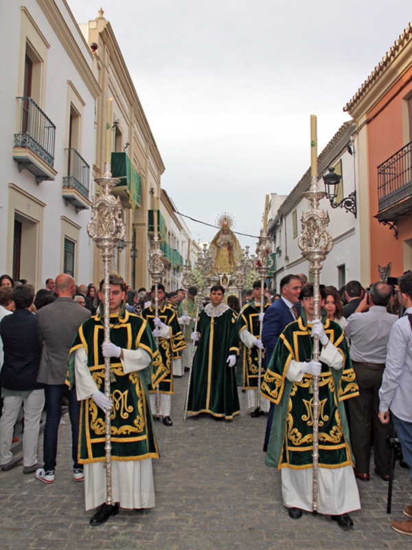 El Cristo de la Vera-cruz y María Santísima de las Angustias de Alcalá del Rio, en una procesión de traslado.  