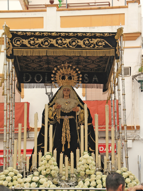 La Hermandad de la Soledad de Alcalá del Río, mantiene la tradición del palio para el traslado a su sede en la Real Ermita de San Gregorio