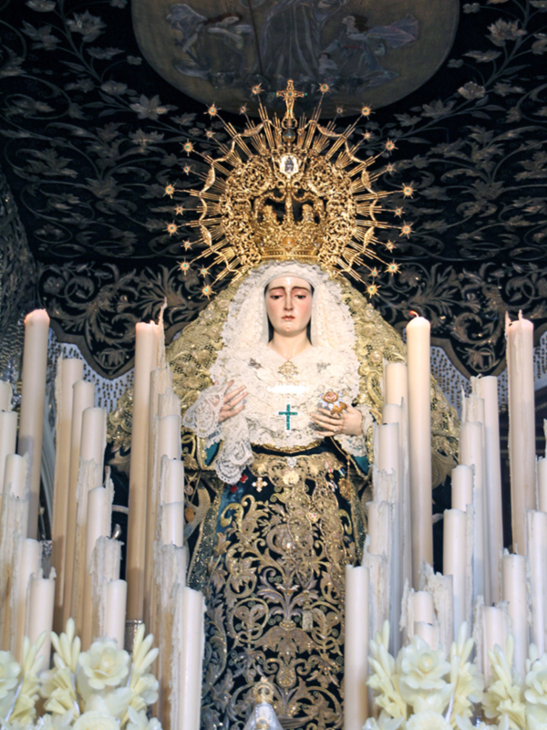 Ante las persistente lluvias que no dejaron de caer en la Villa de Alcalá del Río, puso en peligro los pasos procesionales este jueves Santo.