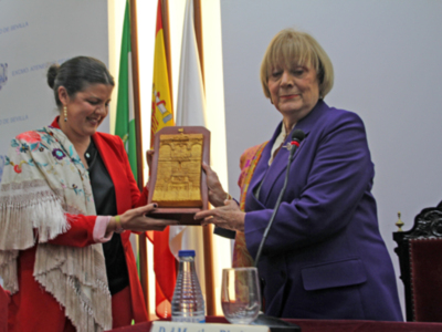 La periodista Inmaculada León pregonó la feria taurina sin complejos.