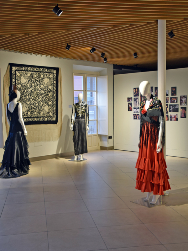 El sevillano,Tony Benítez: «El traje de flamenca no es un disfraz, hay que saber llevarlo»