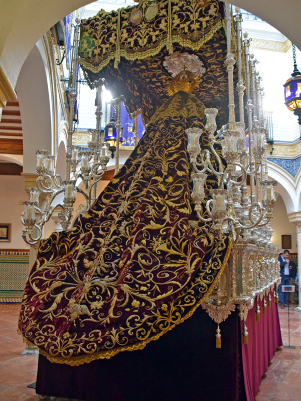 La Soledad de Gerena expone su patrimonio en el Círculo Mercantil por el L aniversario de su coronación popular