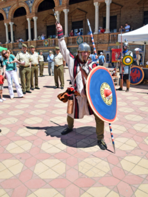 A los participantes en esta convención se les ha visto en  Plaza de España ataviados con trajes militar de época 