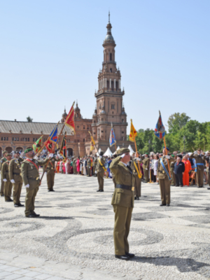 Calor ,color y famoso en la jura de Bandera para dos mil persona civiles en la Plaza de España de Sevilla.