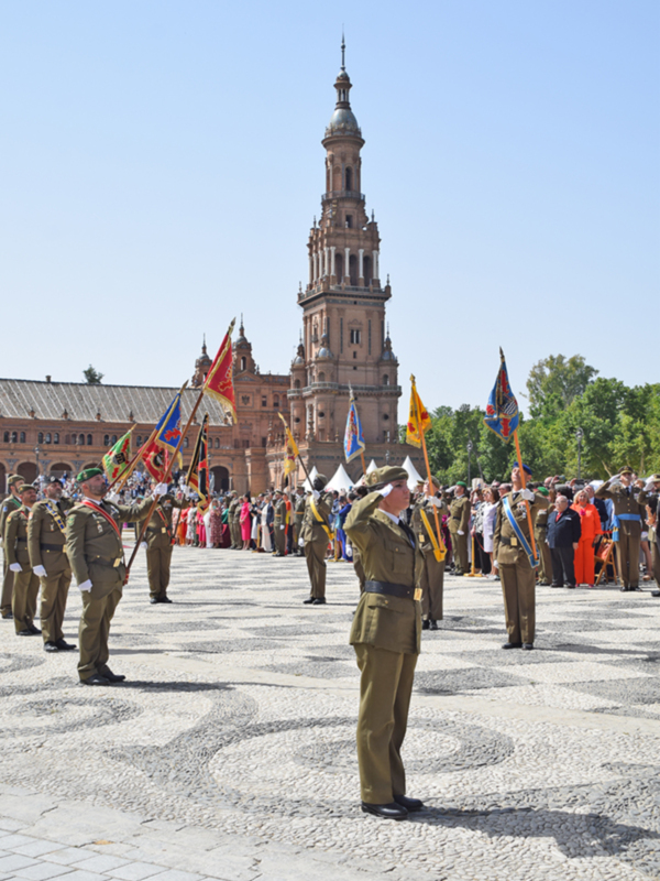 Calor ,color y famoso en la jura de Bandera para dos mil persona civiles en la Plaza de España de Sevilla.