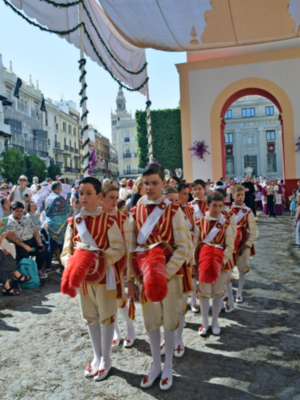 Sevilla desafía al calor y se echa a la calle para acompañar al Corpus Christi