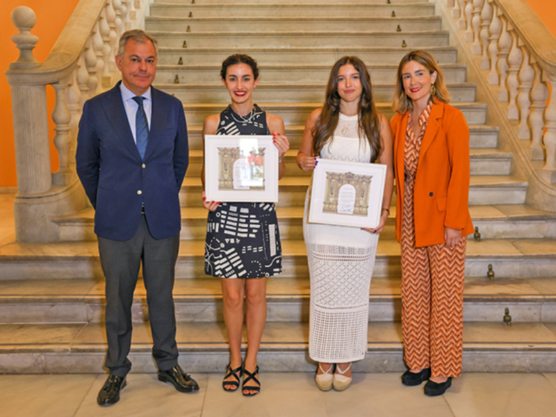 María Villanueva y Gala Barrera homenajeada por el alcalde de Sevilla  José Luis Sanz y el Ayuntamiento hispalense 