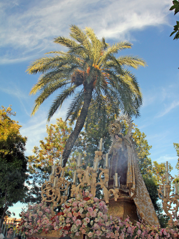 La imagen de Nuestra Señora del Carmen de Santa Ana hizo su salida procesional  por las calles de su feligresía sevillana.