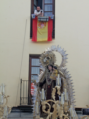 Desde la iglesia parroquial de Santa Ana en el barrio de Triana partió en procesión gloriosa la imagen de la Virgen del Carmen