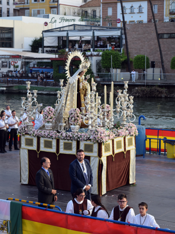 El Carmen del Puente celebra su XV procesión fluvial y recorre Triana