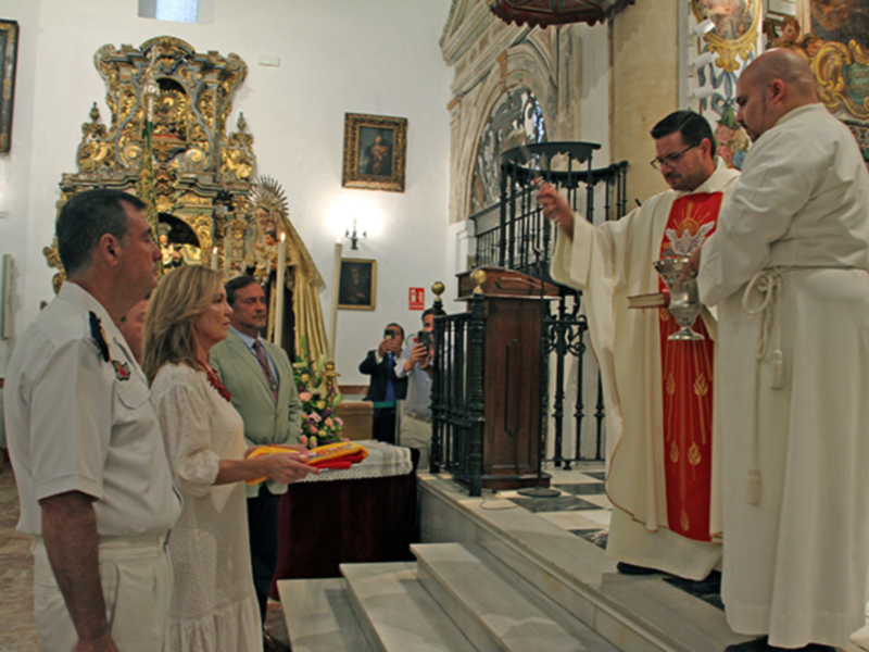 En la festividad de Ntra Sra del Carmen,tuvo lugar en la iglesia de Santiago de Sevilla el acto de entrega de una Bandera Nacional