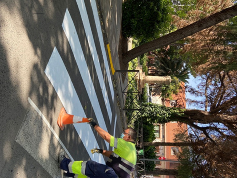 Las principales intervenciones en Sevilla están siendo el repintado de pasos de peatones y la colocación de nuevas señalizacionesen 47 colegios 