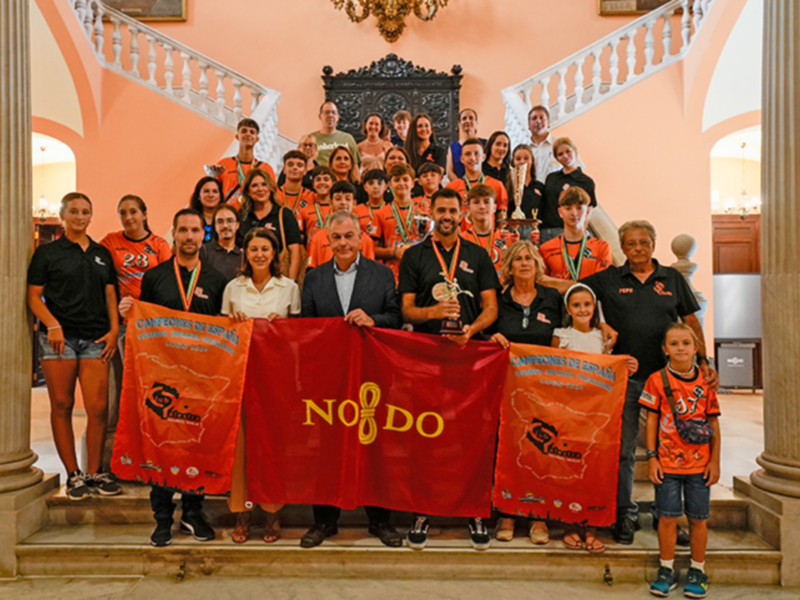 El concistorio sevillano homenajea al equipo infantil del club Voleibol Palestra, campeones de España 2024