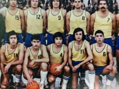 Un libro recoge la huella romántica de seis décadas de baloncesto en Coria del Río