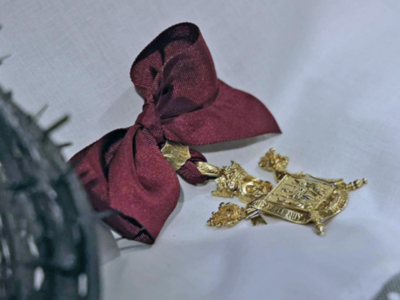 En imágenes, entrega de la réplica de la medalla de la ciudad a la hermandad del Baratillo