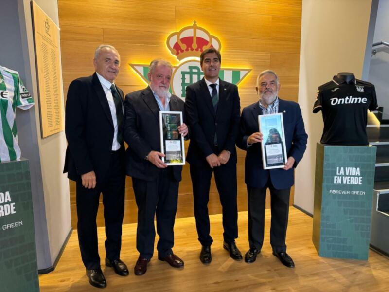 El Real Betis Balompié distingue al dúo fotográfico Salazar-Bajuelo