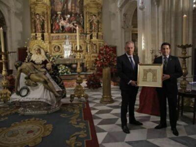 El alcalde de Sevilla, José Luis Sanz, entrega la réplica de la medalla de la ciudad de Sevilla a la