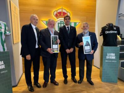 El Real Betis Balompié distingue al dúo fotográfico Salazar-Bajuelo