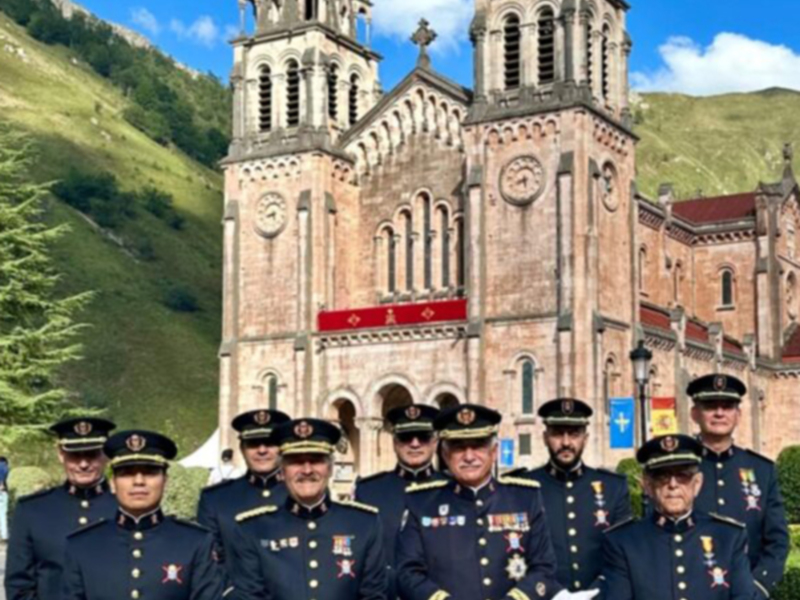 "Los Reales Tercios Celebran la Festividad de la Virgen de Covadonga en Asturias con la Presencia del Arzobispo de Oviedo y Autoridades"