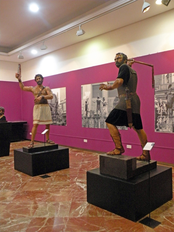 En el Círculo Mercantil de Sevillala Exposición 'Cincuenta Años Atado a Ti' en Honor al Señor Atado a la Columna "en Sevilla 