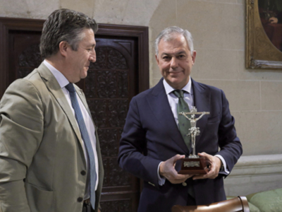 La Hermandad del Cachorro entrega al alcalde un recuerdo conmemorativo del Jubileo de las Cofradías de 2025.